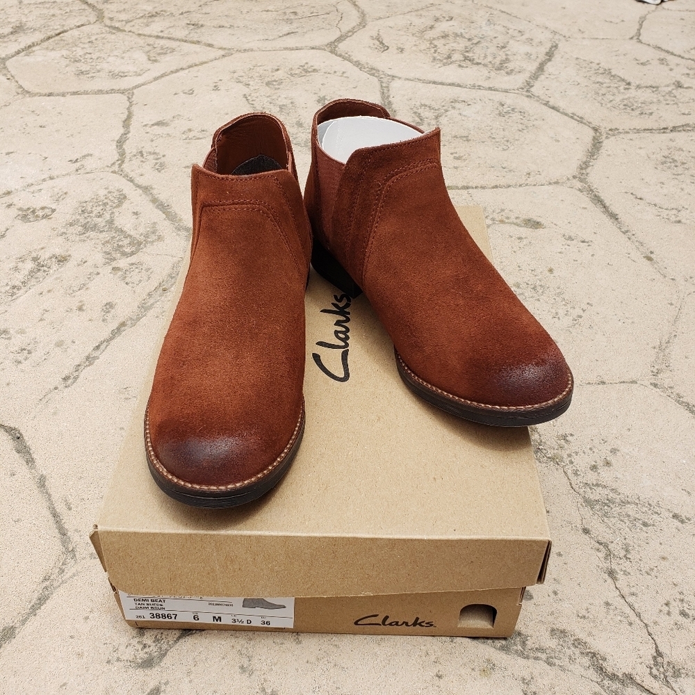 Clarks Womens Demi Beat Tan Suede Pull On Ankle Chelsea Boots Shoes NWT